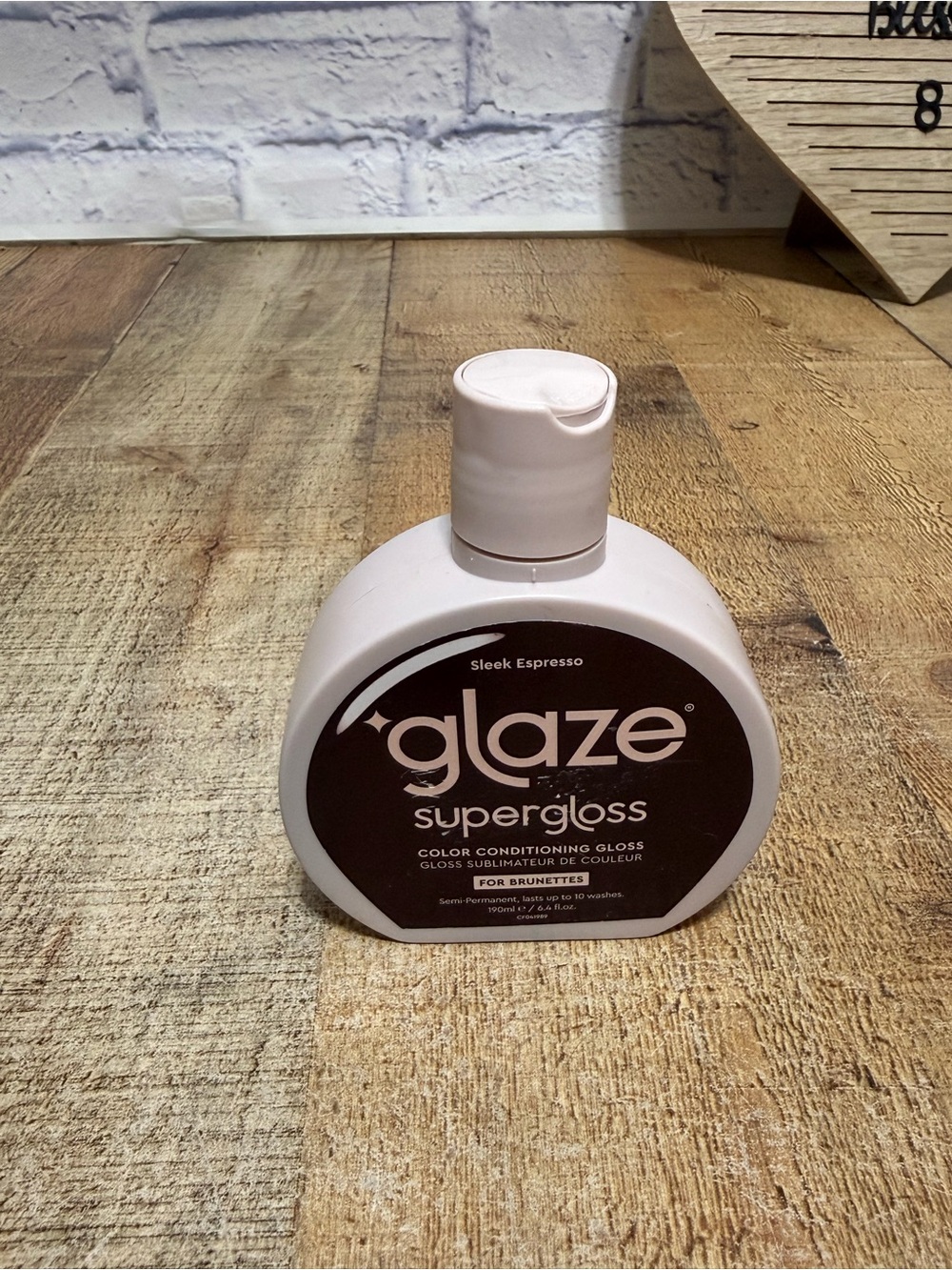 Glaze Super Color Conditioning Gloss Sleek Espresso 190 ml / 6.4 Fl oz. 
New unu